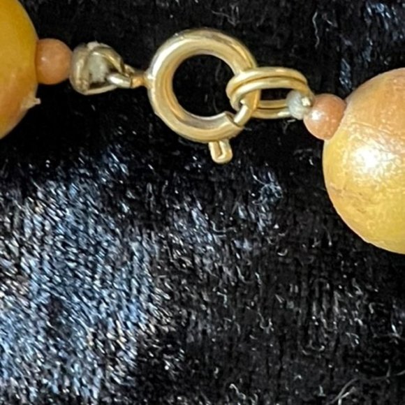 Aarika Kapoor Vintage 2 Tone Yellow and Natural Wood Swirl Beads Spring Clasp - Picture 4 of 7